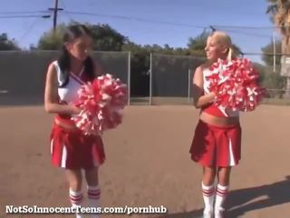 Fantastik treshe me 2 cheerleaders!