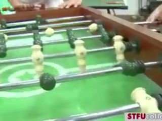 Foosball žaidimas mėnesinės coeds puikus ir laukinis