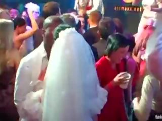 Groovy concupiscent brides sucer grand coqs en publique