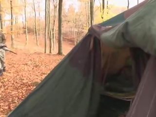 Евро adolescent получава двойно прецака в а tent