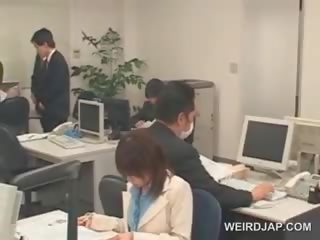 Appealing asiatisch büro mieze wird sexuell neckten bei arbeit