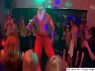 Tremendous gjoksmadhe sluts dances në festë