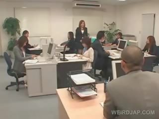जपानीस seductress हो जाता है उतारा को उसकी ऑफीस कुरसी और गड़बड़