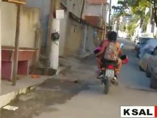 Entramos na comunidade pra visitar um amigo e fizemos muita putaria e varios klip - video completos tidak merah