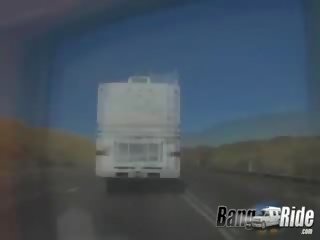 Dos caliente grand zorras provocación y entonces joder blanca muchachos gallos en un camioneta