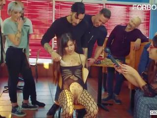 Salope brunette ado maltraitance à fête en une restaurant x évalué vidéo vids