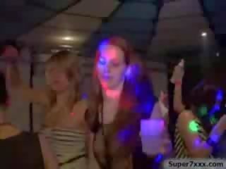 Alcoolisée filles baise à fête