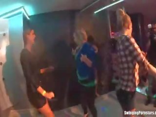 Slutty gadis menari erotis di sebuah klub
