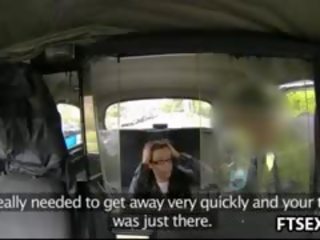 Gambar/video porno vulgar hubungan intim di sebuah gadungan taksi
