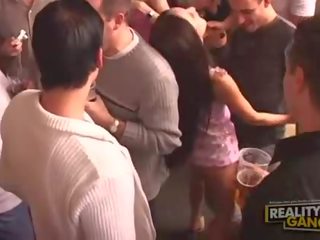 Unplanned orgie s terrific holky svlékání a dávat výstřik v bar