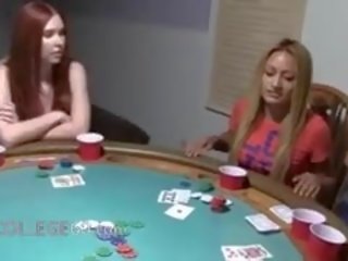 Млад момичета copulating на покер нощ