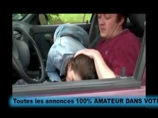 Femme echangiste qui suce trois inconnus sur un petting cocu