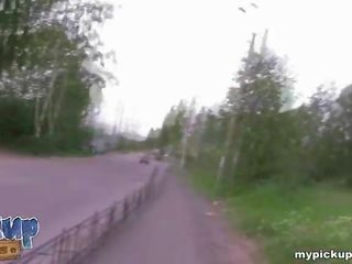 Beguiling ruské mladý samice vyzdvihnúť hore podľa dva juveniles a dostane fucked mov