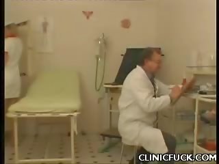 Άτακτος/η νοσοκόμα παίρνει στρωτός