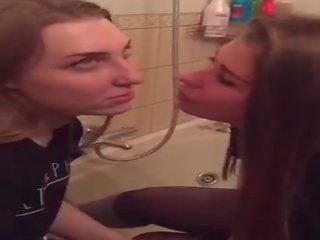 [periscope] dva russians lesbičky výroba von na kúpeľňa