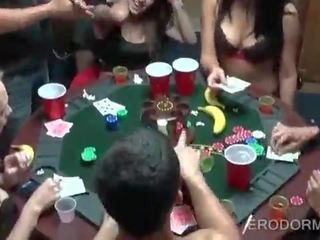 Seksas klipas pokeris žaidimas į koledžas bendrabutis kambarys vakarėlis