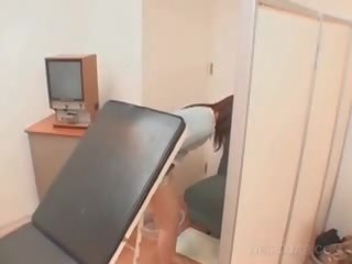 Aziāti pacients cunt opened ar reflektors pie the medico