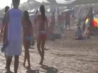 Tatlo kaakit-akit amateurs sa nakatutukso bikinis walking at nila magaling