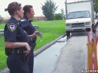 महिला पुलिस खींचें ओवर ब्लॅक suspect और चूसना उसके पेनिस