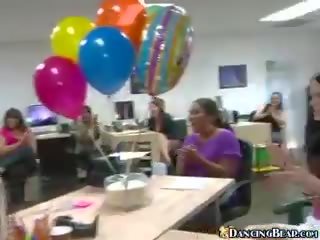 Văn phòng bên với ballonsclothed nữ và khỏa thân nam