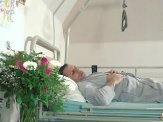 Tiener verpleegkundigen neuken oud grootvader in een namaak ziekenhuis bed en geven slordig pijpen