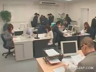 Appealing azijietiškas ofisas mažutė gauna sexually teased į darbas