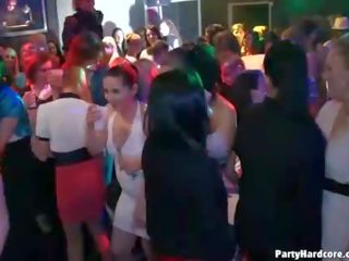 Say ưa dâm dục cô gái được nỉ lên tại một câu lạc bộ đêm disco