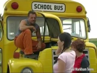 Dos adolescente niñas helping un autobús conductor