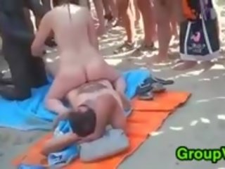 Concupiscente pessoas a foder fora em o praia