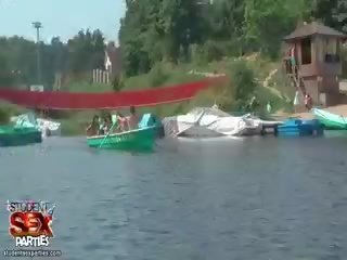 Študenti sailing v a čoln